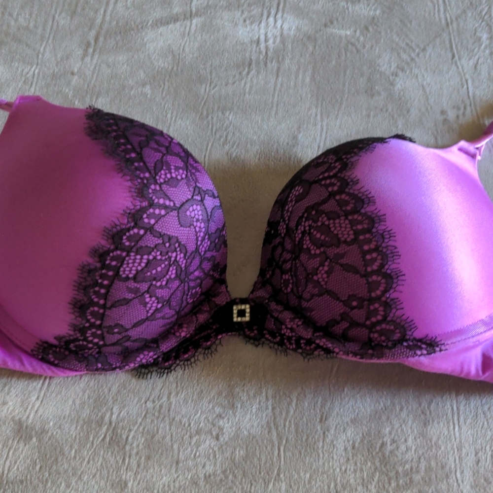 VS bombshell bra purple with black lace